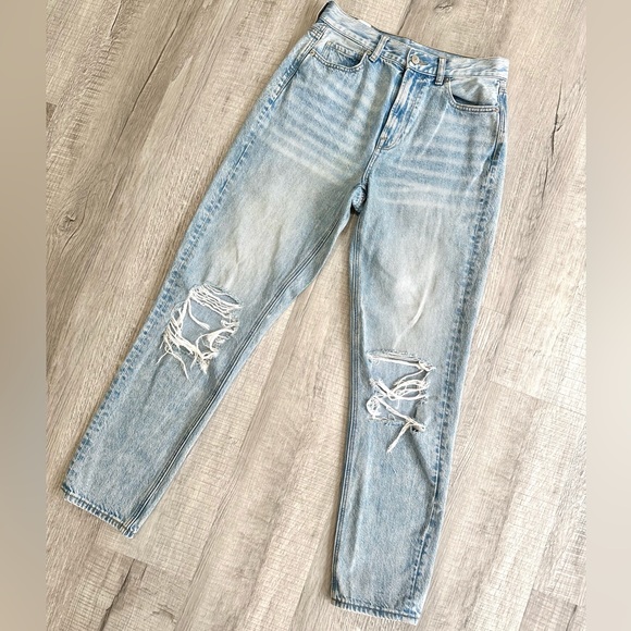 Like New American Eagle Light Wash Ripped Straight Leg Mom Jeans High Waist - Picture 2 of 6